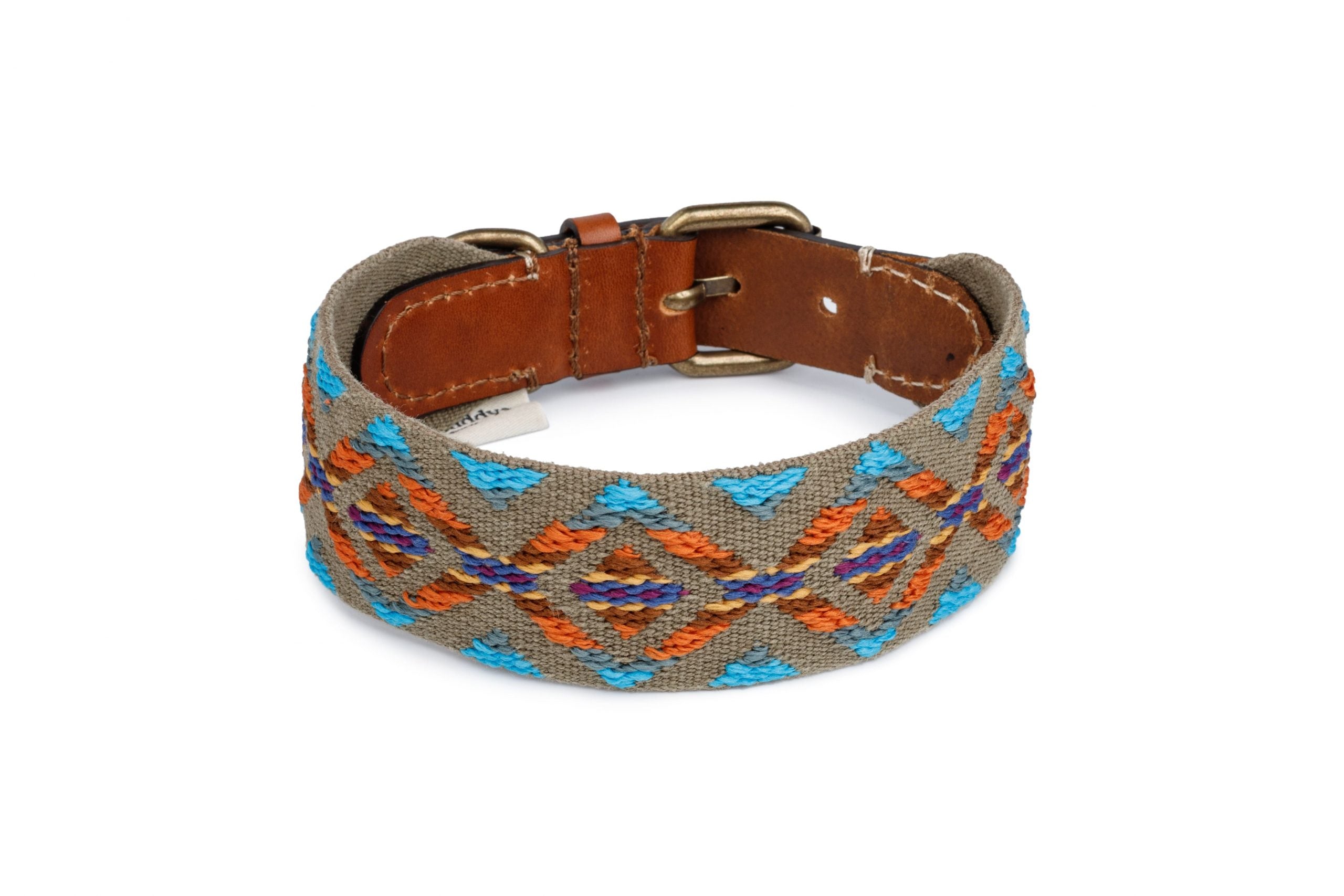 Нашийник Etna Green у трендовому відтінку. Якісний, екологічний, зручний у використанні та білому фоні